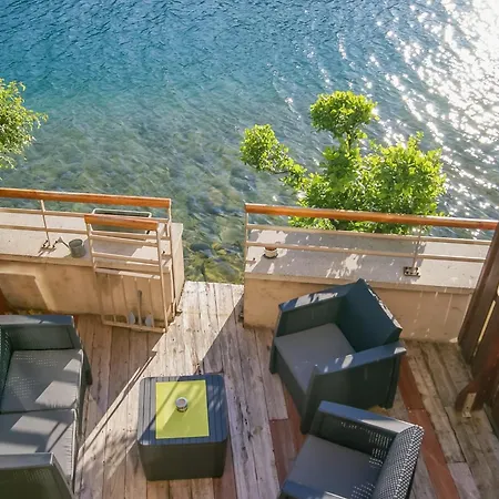Holiday home Feet In The Water!